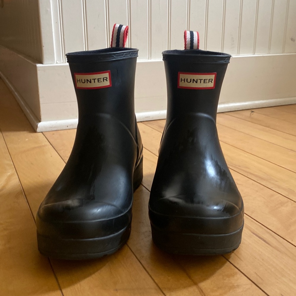 Women’s play short rain boot by hunter.
